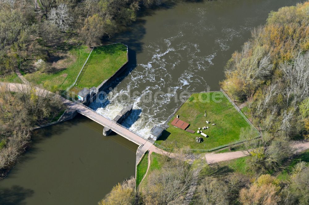 Halle (Saale) aus der Vogelperspektive: Wehr am Ufer des Flußverlauf der Elisabeth-Saale in Halle (Saale) im Bundesland Sachsen-Anhalt, Deutschland