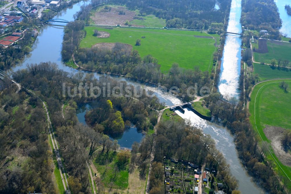 Halle (Saale) von oben - Wehr am Ufer des Flußverlauf der Elisabeth-Saale in Halle (Saale) im Bundesland Sachsen-Anhalt, Deutschland