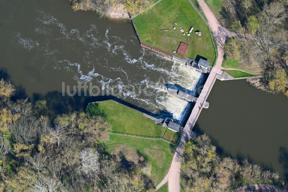 Luftbild Halle (Saale) - Wehr am Ufer des Flußverlauf der Elisabeth-Saale in Halle (Saale) im Bundesland Sachsen-Anhalt, Deutschland