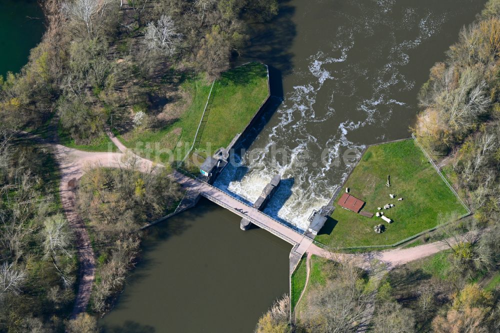 Halle (Saale) von oben - Wehr am Ufer des Flußverlauf der Elisabeth-Saale in Halle (Saale) im Bundesland Sachsen-Anhalt, Deutschland