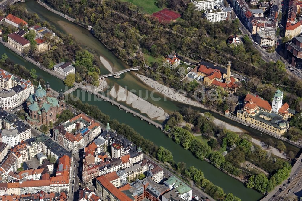 München von oben - Wehrsteg über die Isar mit Lukaskirche, Müllersches Volksbad, Muffathalle, Praterinsel und Museumsinsel in München im Bundesland Bayern