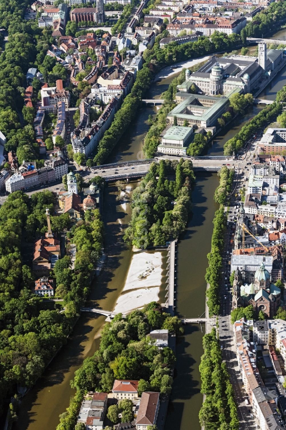 Luftbild München - Wehrsteg über die Isar mit Lukaskirche, Müllersches Volksbad, Muffathalle, Praterinsel und Museumsinsel in München im Bundesland Bayern