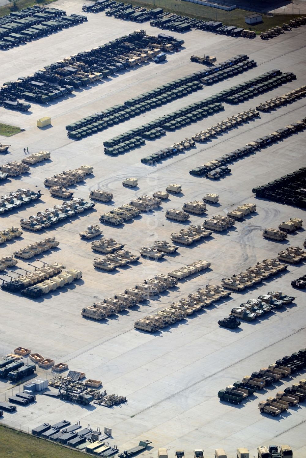 Mannheim von oben - Wehrtechnik der US- Streitkräfte am ehemaligen US- Militärflugplatz - Flugplatz Coleman in Mannheim im Bundesland Baden-Württemberg