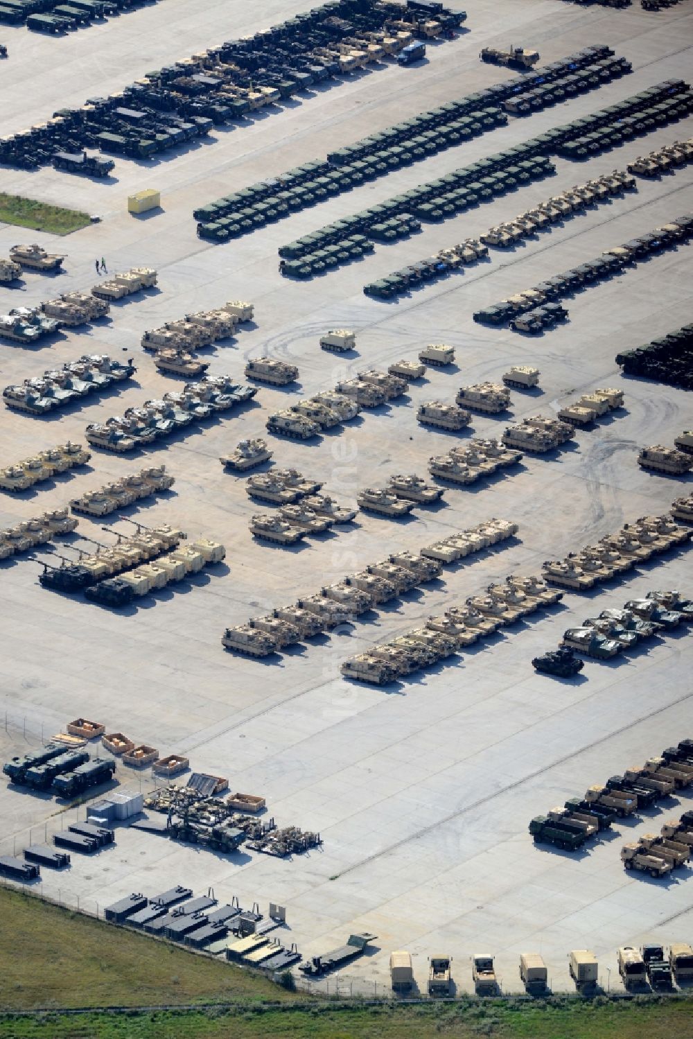 Mannheim aus der Vogelperspektive: Wehrtechnik der US- Streitkräfte am ehemaligen US- Militärflugplatz - Flugplatz Coleman in Mannheim im Bundesland Baden-Württemberg