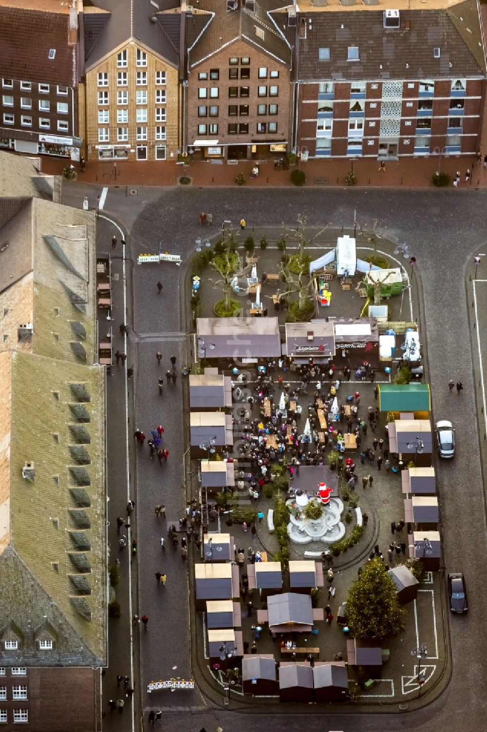 Luftbild Bottrop - Weihnachtsmarkt auf dem Ernst-Wilczok-Platz vor dem Rathaus Bottrop im Bundesland Nordrhein-Westfalen