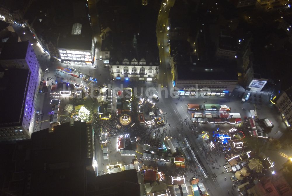 Halle (Saale) von oben - Weihnachtsmarkt auf dem Hallmarkt in der Altstadt in Halle (Saale) im Bundesland Sachsen-Anhalt