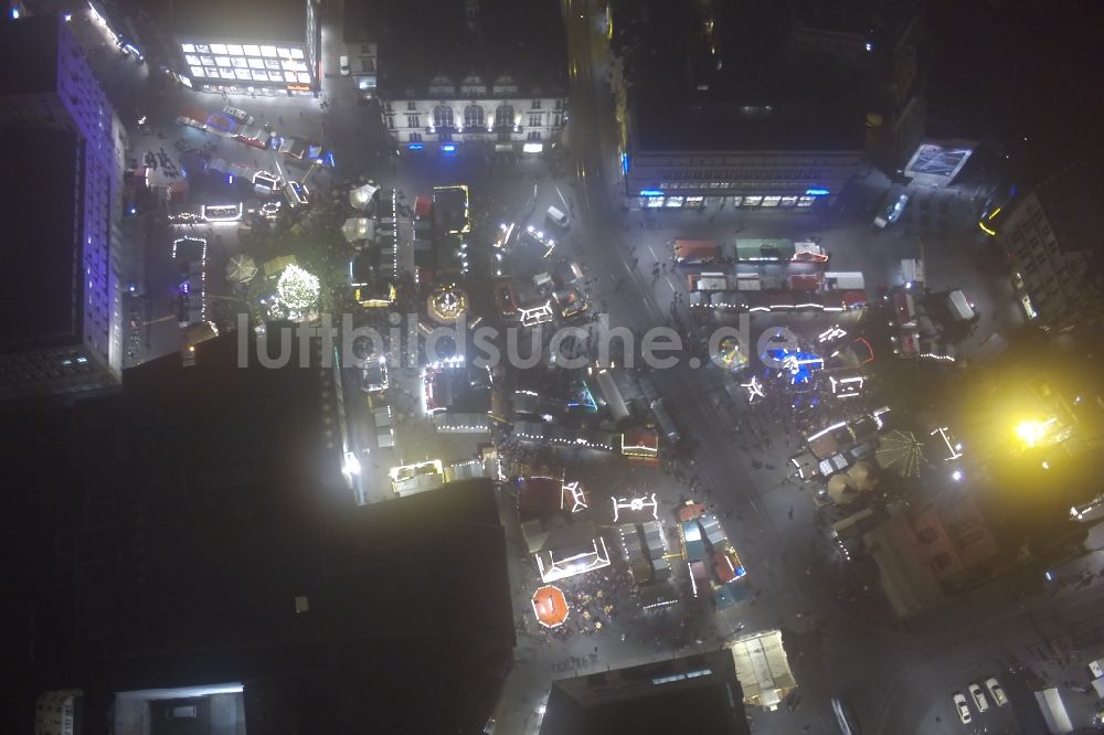 Halle (Saale) aus der Vogelperspektive: Weihnachtsmarkt auf dem Hallmarkt in der Altstadt in Halle (Saale) im Bundesland Sachsen-Anhalt