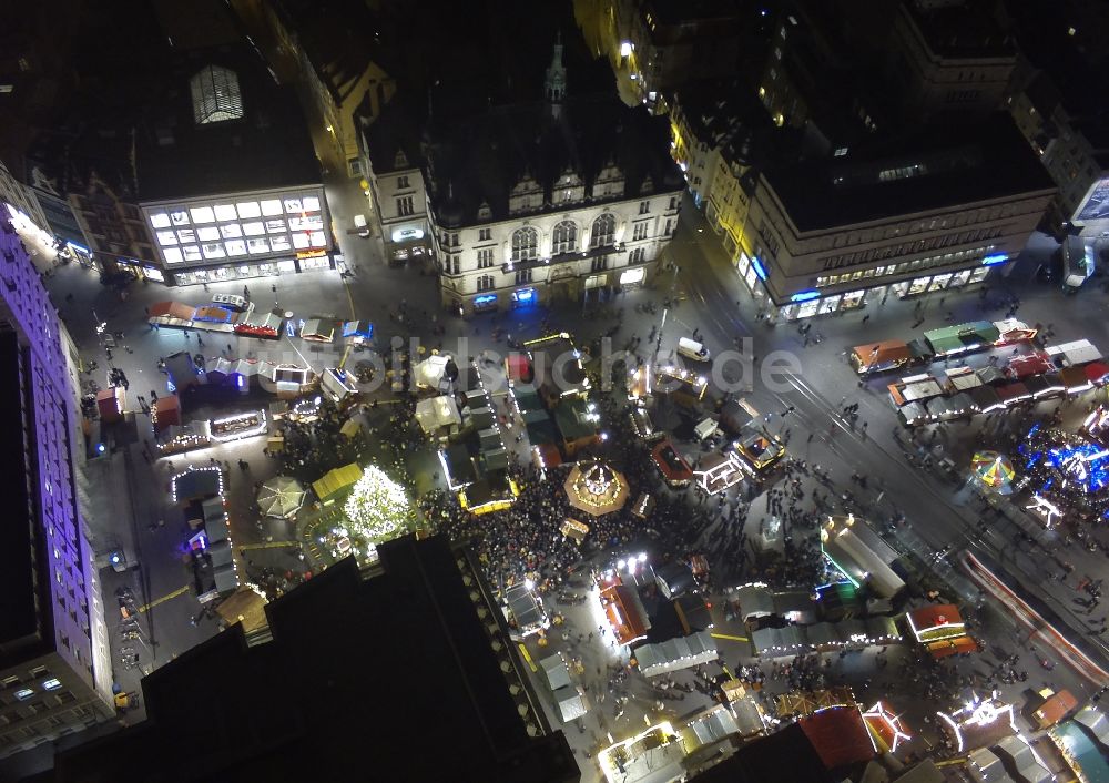 Luftbild Halle (Saale) - Weihnachtsmarkt auf dem Hallmarkt in der Altstadt in Halle (Saale) im Bundesland Sachsen-Anhalt