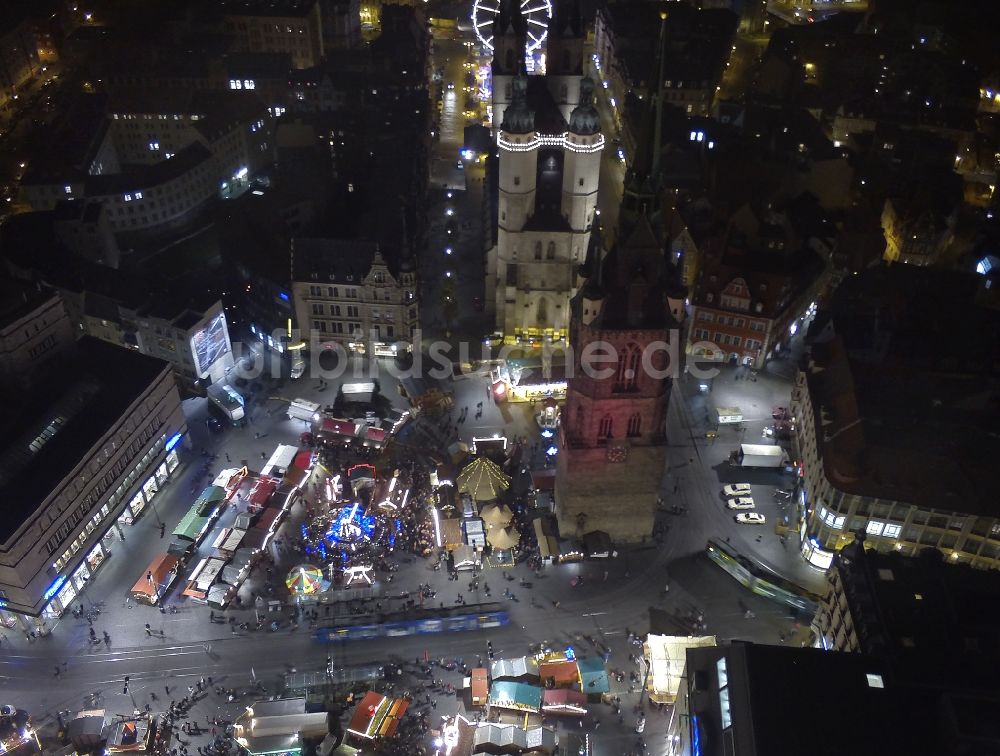 Luftaufnahme Halle (Saale) - Weihnachtsmarkt auf dem Hallmarkt in der Altstadt in Halle (Saale) im Bundesland Sachsen-Anhalt