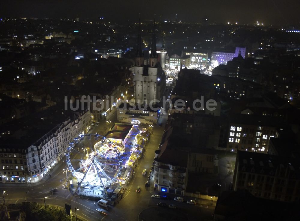 Halle (Saale) von oben - Weihnachtsmarkt auf dem Hallmarkt in der Altstadt in Halle (Saale) im Bundesland Sachsen-Anhalt