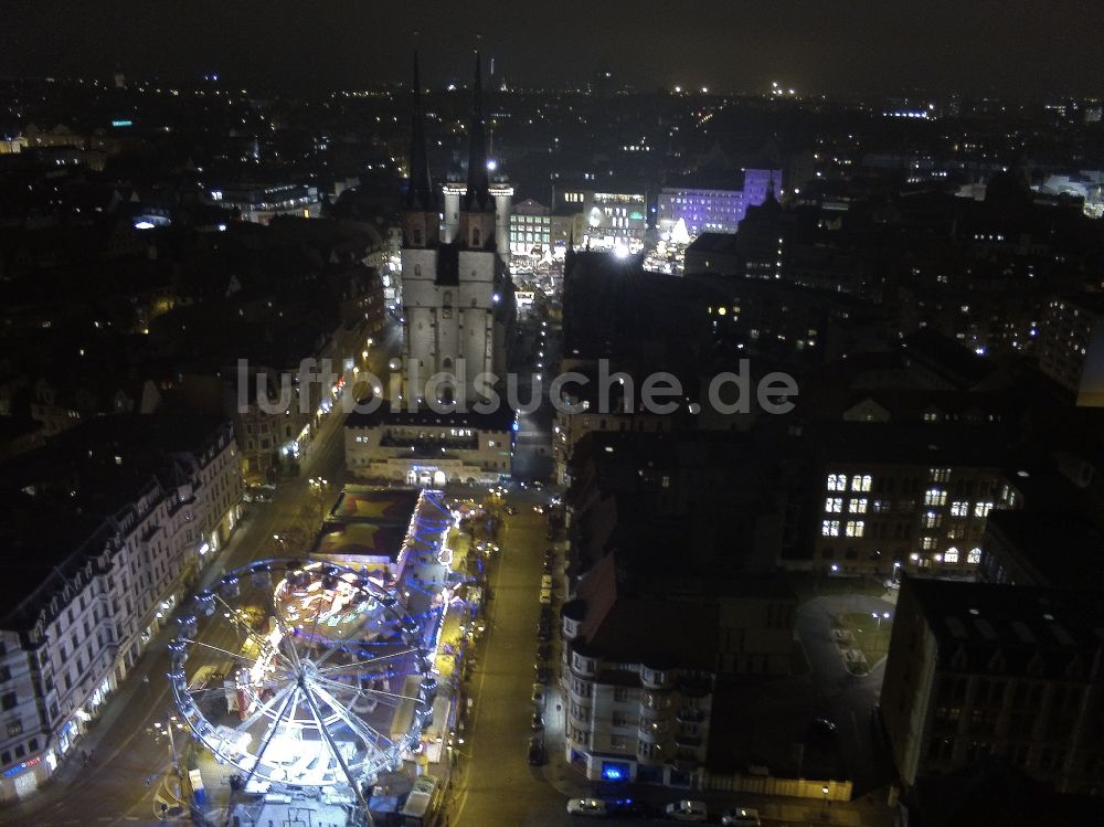 Halle (Saale) aus der Vogelperspektive: Weihnachtsmarkt auf dem Hallmarkt in der Altstadt in Halle (Saale) im Bundesland Sachsen-Anhalt