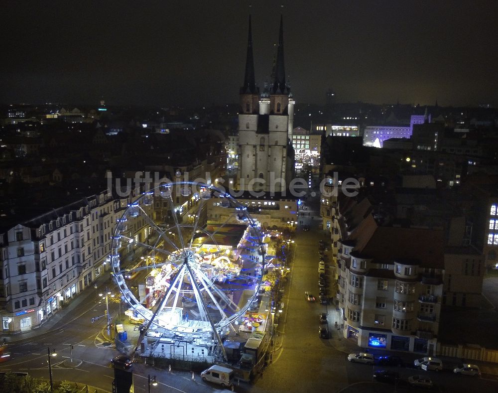 Halle (Saale) von oben - Weihnachtsmarkt auf dem Hallmarkt in der Altstadt in Halle (Saale) im Bundesland Sachsen-Anhalt