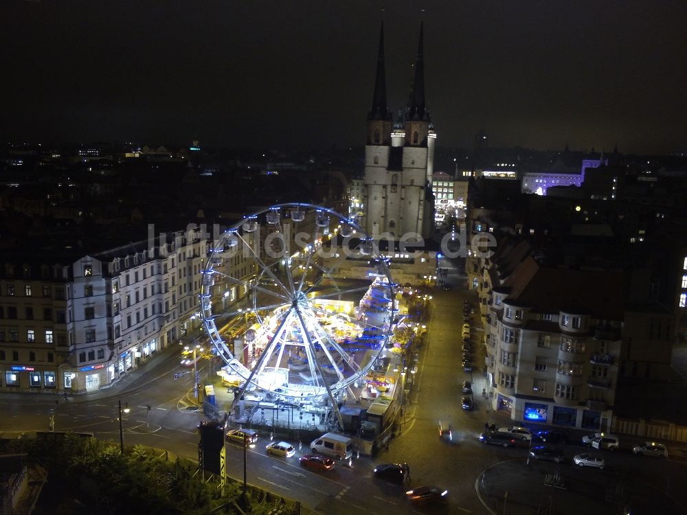 Halle (Saale) aus der Vogelperspektive: Weihnachtsmarkt auf dem Hallmarkt in der Altstadt in Halle (Saale) im Bundesland Sachsen-Anhalt