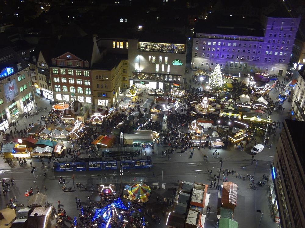 Luftbild Halle (Saale) - Weihnachtsmarkt auf dem Hallmarkt in der Altstadt in Halle (Saale) im Bundesland Sachsen-Anhalt