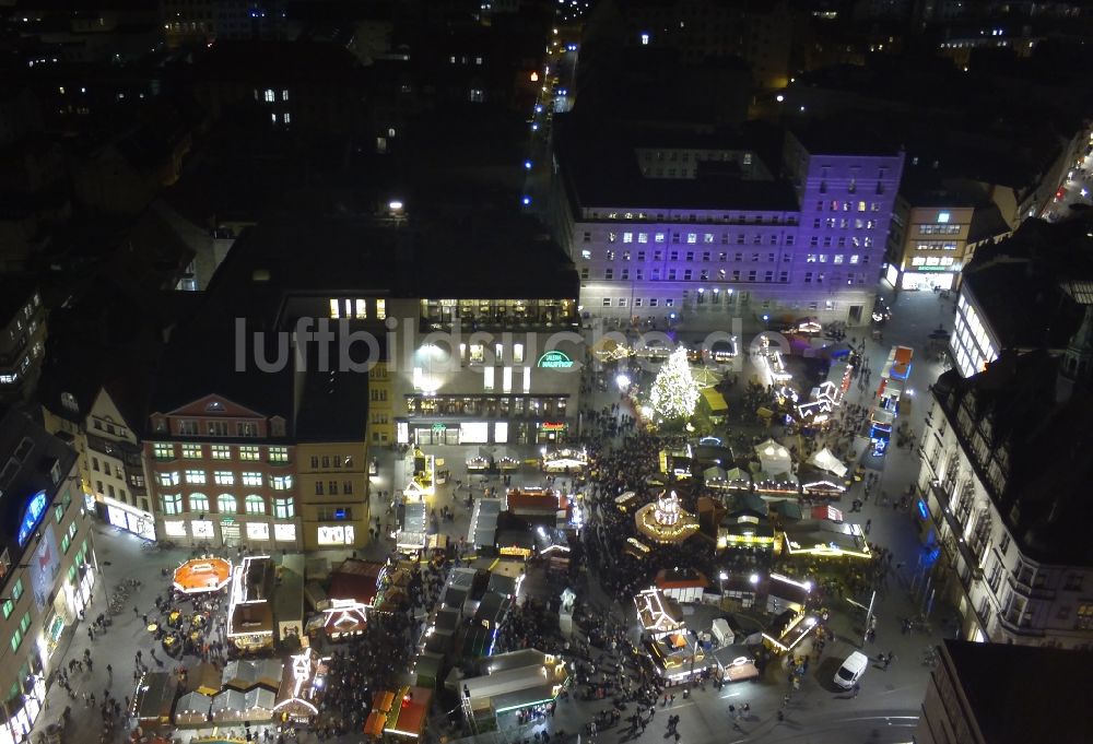 Luftaufnahme Halle (Saale) - Weihnachtsmarkt auf dem Hallmarkt in der Altstadt in Halle (Saale) im Bundesland Sachsen-Anhalt