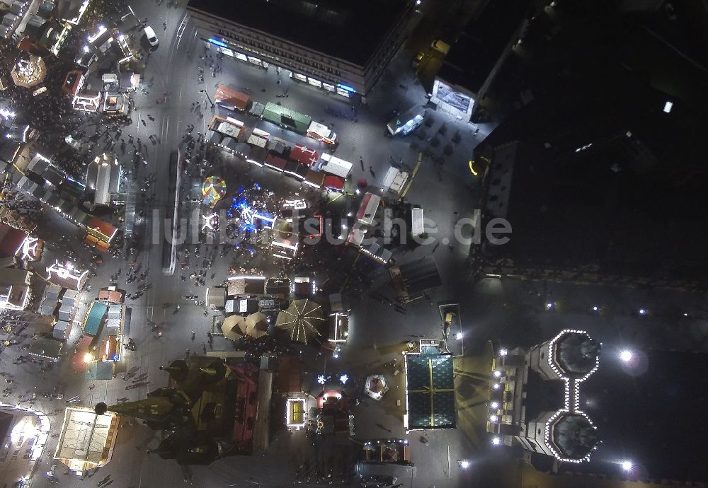 Halle (Saale) von oben - Weihnachtsmarkt auf dem Hallmarkt in der Altstadt in Halle (Saale) im Bundesland Sachsen-Anhalt