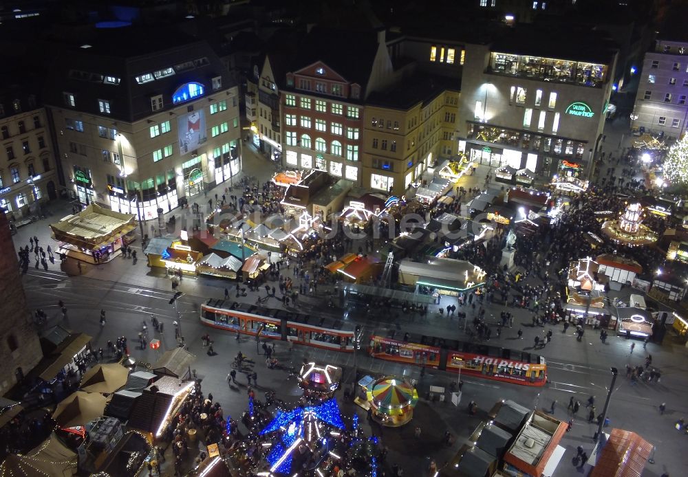 Halle (Saale) aus der Vogelperspektive: Weihnachtsmarkt auf dem Hallmarkt in der Altstadt in Halle (Saale) im Bundesland Sachsen-Anhalt