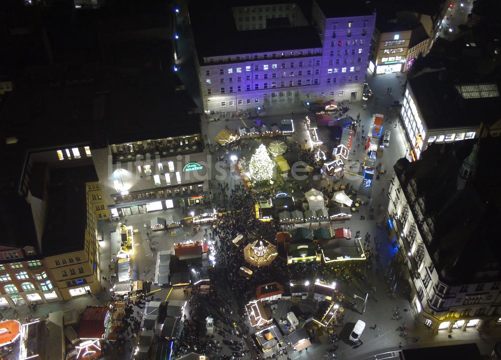 Luftbild Halle (Saale) - Weihnachtsmarkt auf dem Hallmarkt in der Altstadt in Halle (Saale) im Bundesland Sachsen-Anhalt