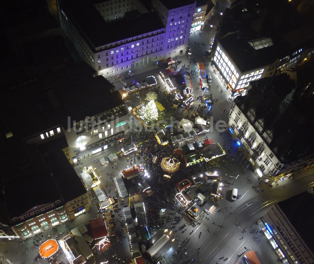 Halle (Saale) von oben - Weihnachtsmarkt auf dem Hallmarkt in der Altstadt in Halle (Saale) im Bundesland Sachsen-Anhalt