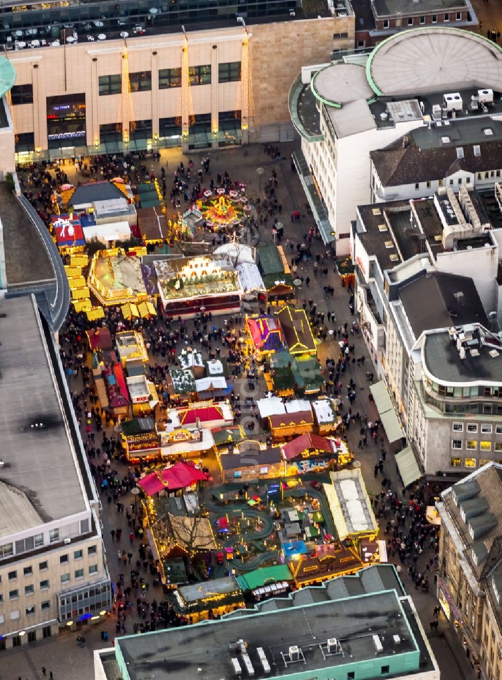 Dortmund von oben - Weihnachtsmarkt auf dem Hansaplatz in Dortmund im Bundesland Nordrhein-Westfalen