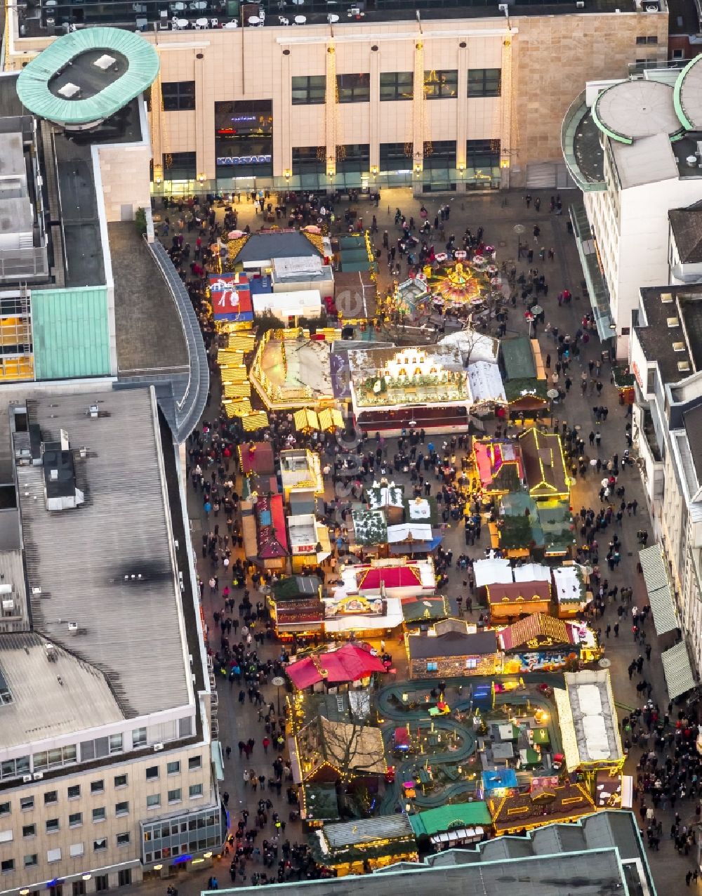 Dortmund aus der Vogelperspektive: Weihnachtsmarkt auf dem Hansaplatz in Dortmund im Bundesland Nordrhein-Westfalen