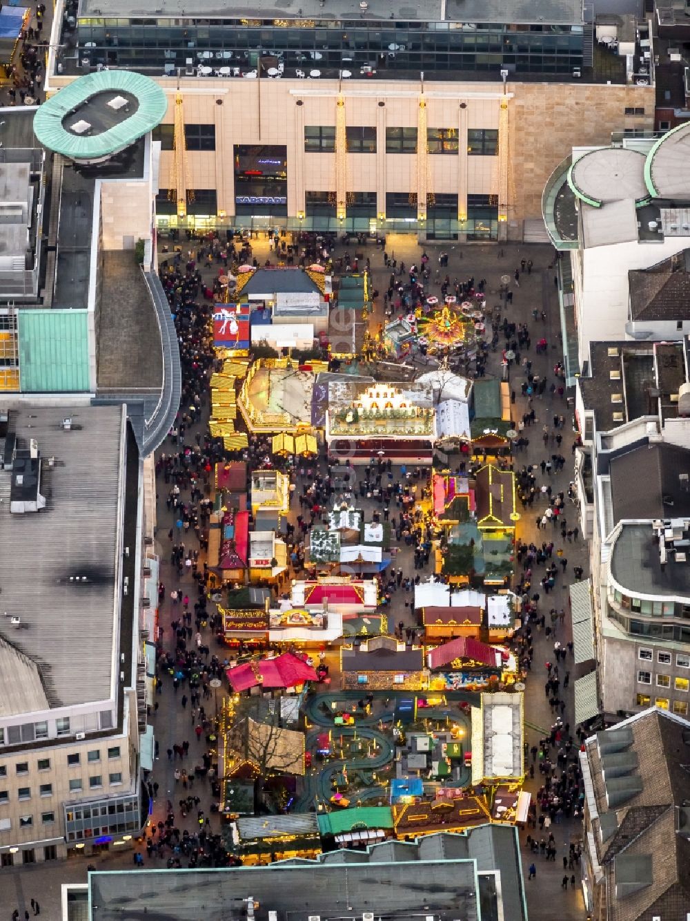 Luftbild Dortmund - Weihnachtsmarkt auf dem Hansaplatz in Dortmund im Bundesland Nordrhein-Westfalen