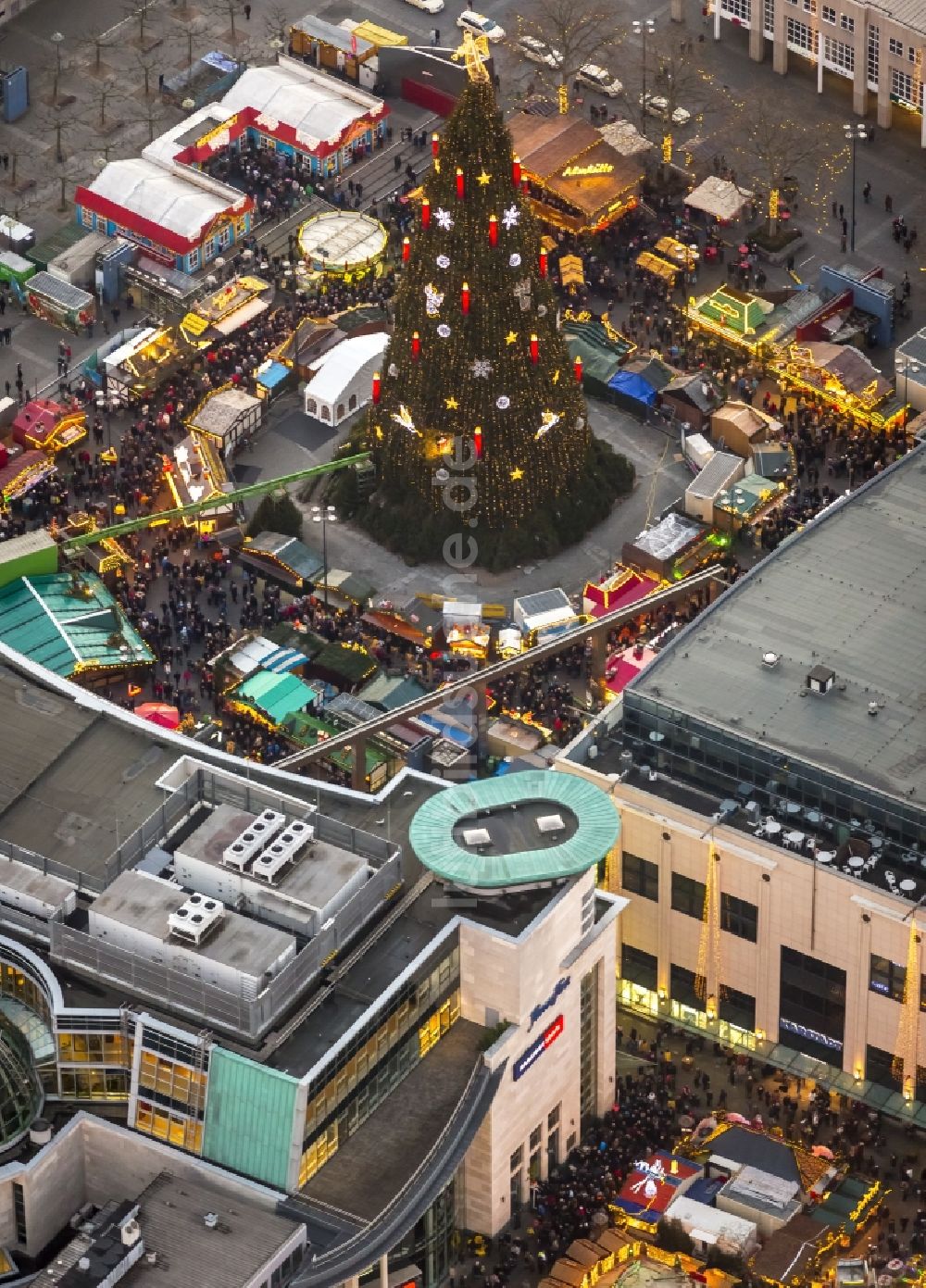 Dortmund von oben - Weihnachtsmarkt auf dem Hansaplatz in Dortmund im Bundesland Nordrhein-Westfalen