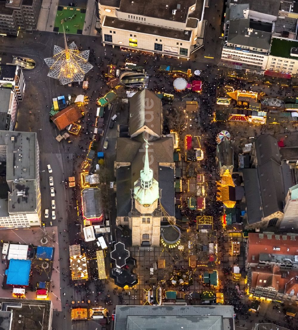 Dortmund von oben - Weihnachtsmarkt auf dem Hansaplatz in Dortmund im Bundesland Nordrhein-Westfalen