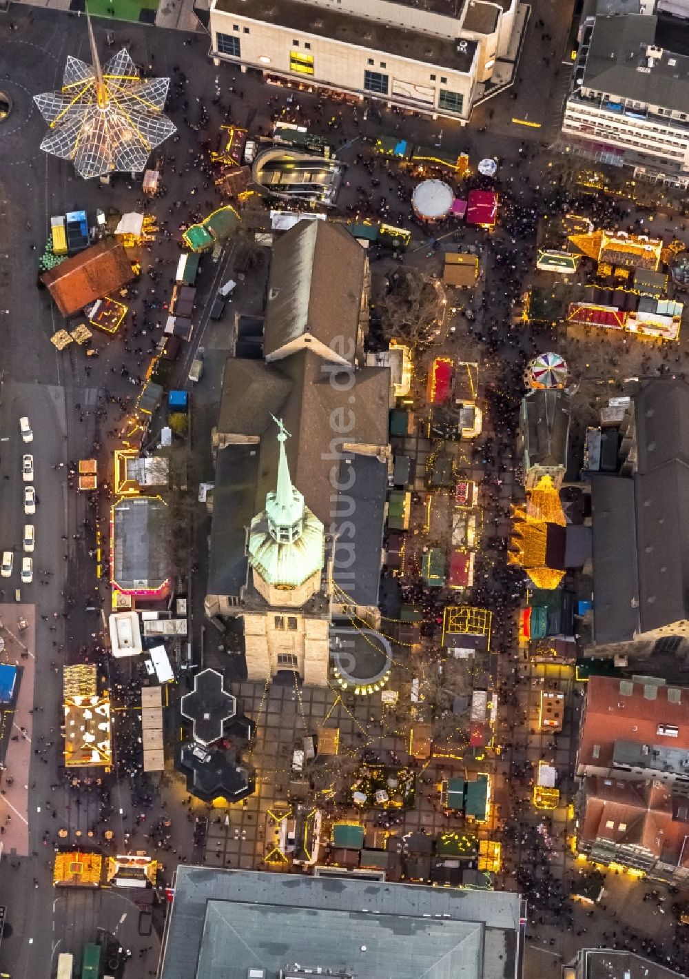 Dortmund aus der Vogelperspektive: Weihnachtsmarkt auf dem Hansaplatz in Dortmund im Bundesland Nordrhein-Westfalen