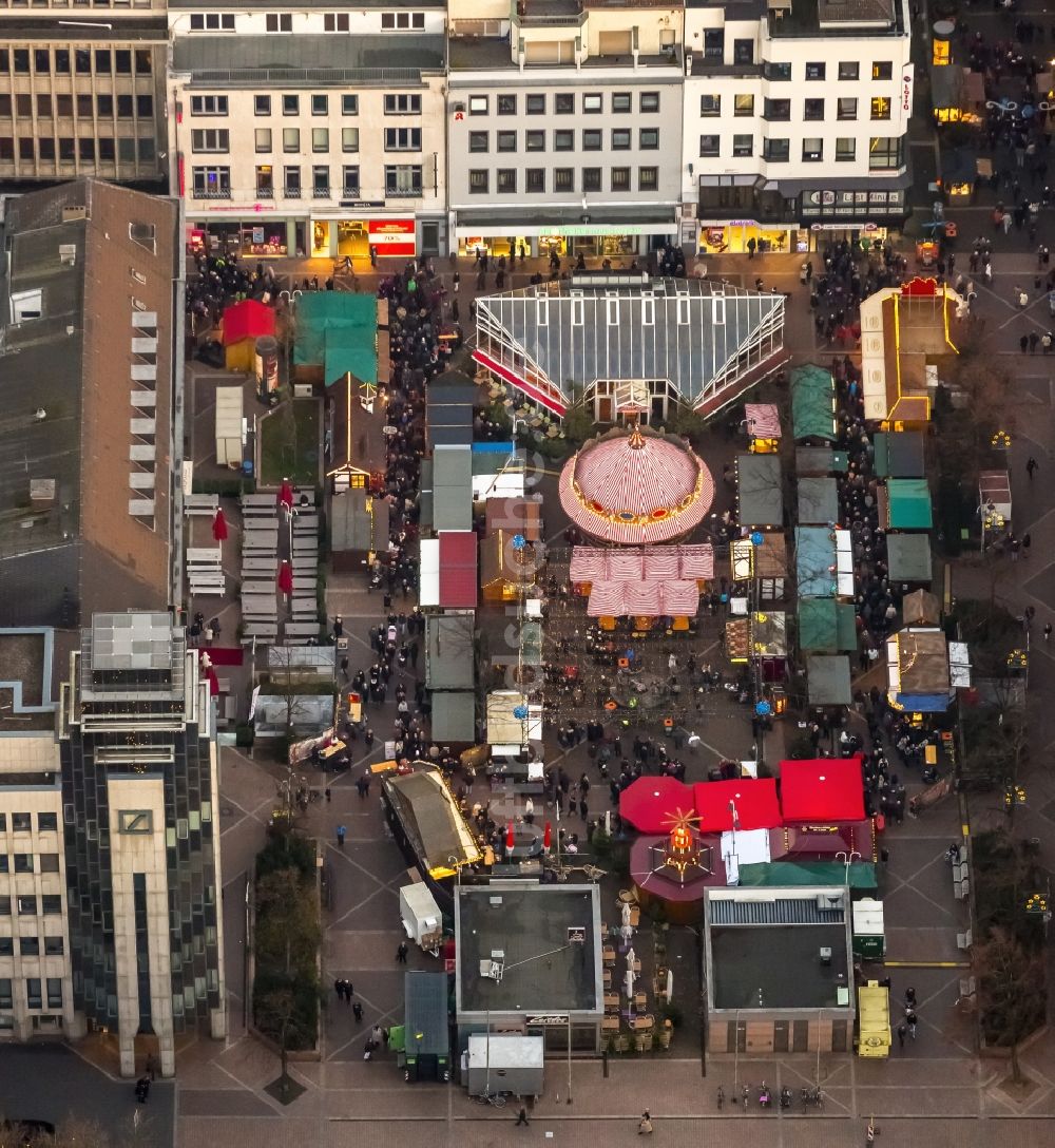 Bochum aus der Vogelperspektive: Weihnachtsmarkt auf dem Husemann-Platz in Bochum im Bundesland Nordrhein-Westfalen