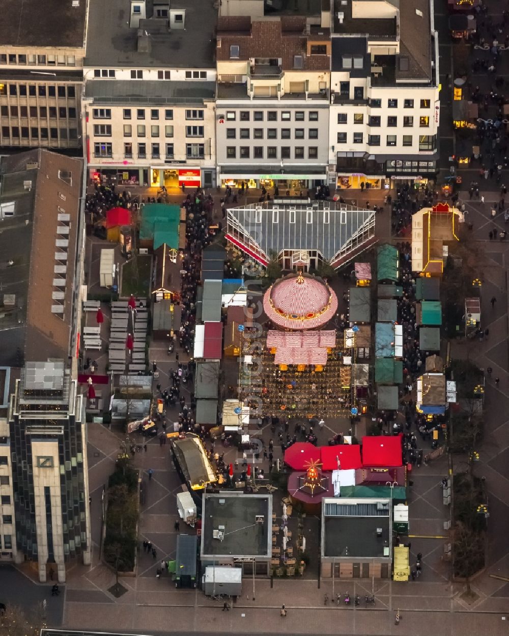 Luftbild Bochum - Weihnachtsmarkt auf dem Husemann-Platz in Bochum im Bundesland Nordrhein-Westfalen