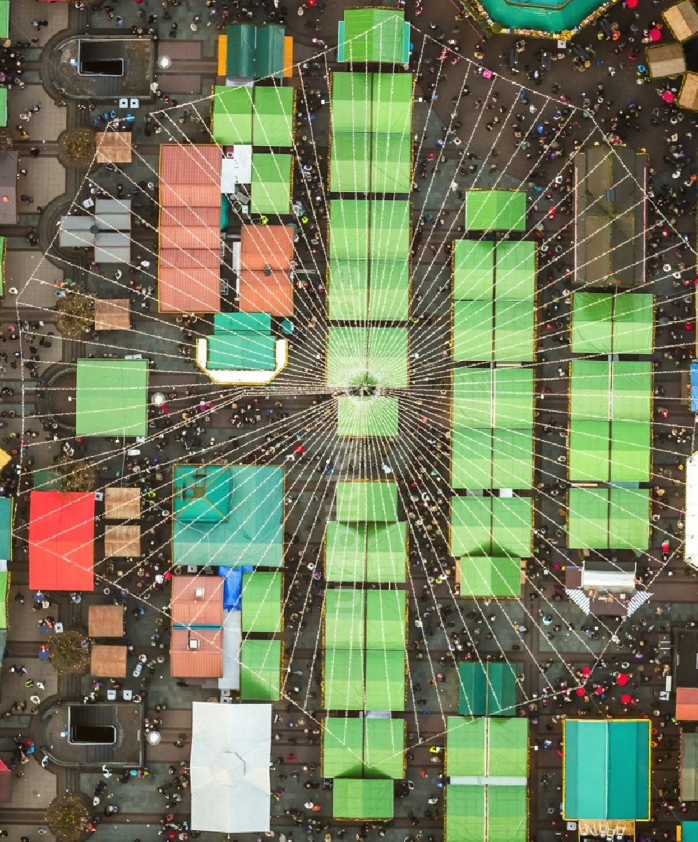 Essen von oben - Weihnachtsmarkt in der Innenstadt von Essen im Bundesland Nordrhein-Westfalen