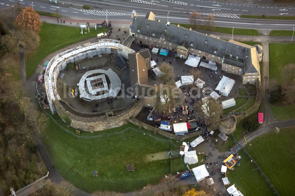 Mülheim an der Ruhr von oben - Weihnachtsmarkt am Schloss Broich in Mülheim an der Ruhr im Bundesland Nordrhein-Westfalen