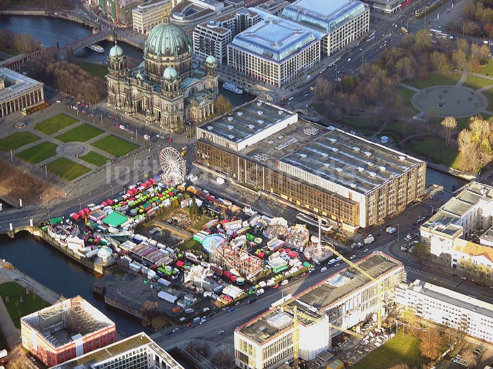 Berlin aus der Vogelperspektive: Weihnachtsmarkt auf dem Schlossplatz