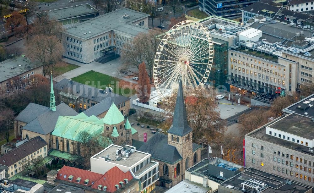 Essen aus der Vogelperspektive: Weihnachtsmarkt- Veranstaltungsgelände auf dem Burgplatz am Essener Dom in Essen im Bundesland Nordrhein-Westfalen