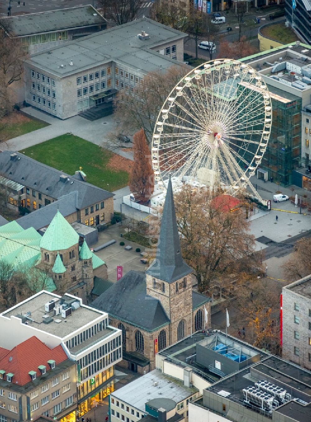 Luftbild Essen - Weihnachtsmarkt- Veranstaltungsgelände auf dem Burgplatz am Essener Dom in Essen im Bundesland Nordrhein-Westfalen