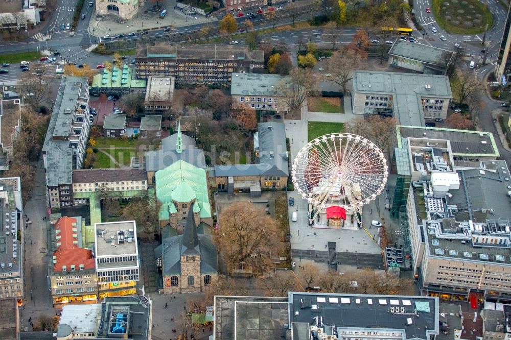 Luftaufnahme Essen - Weihnachtsmarkt- Veranstaltungsgelände auf dem Burgplatz am Essener Dom in Essen im Bundesland Nordrhein-Westfalen