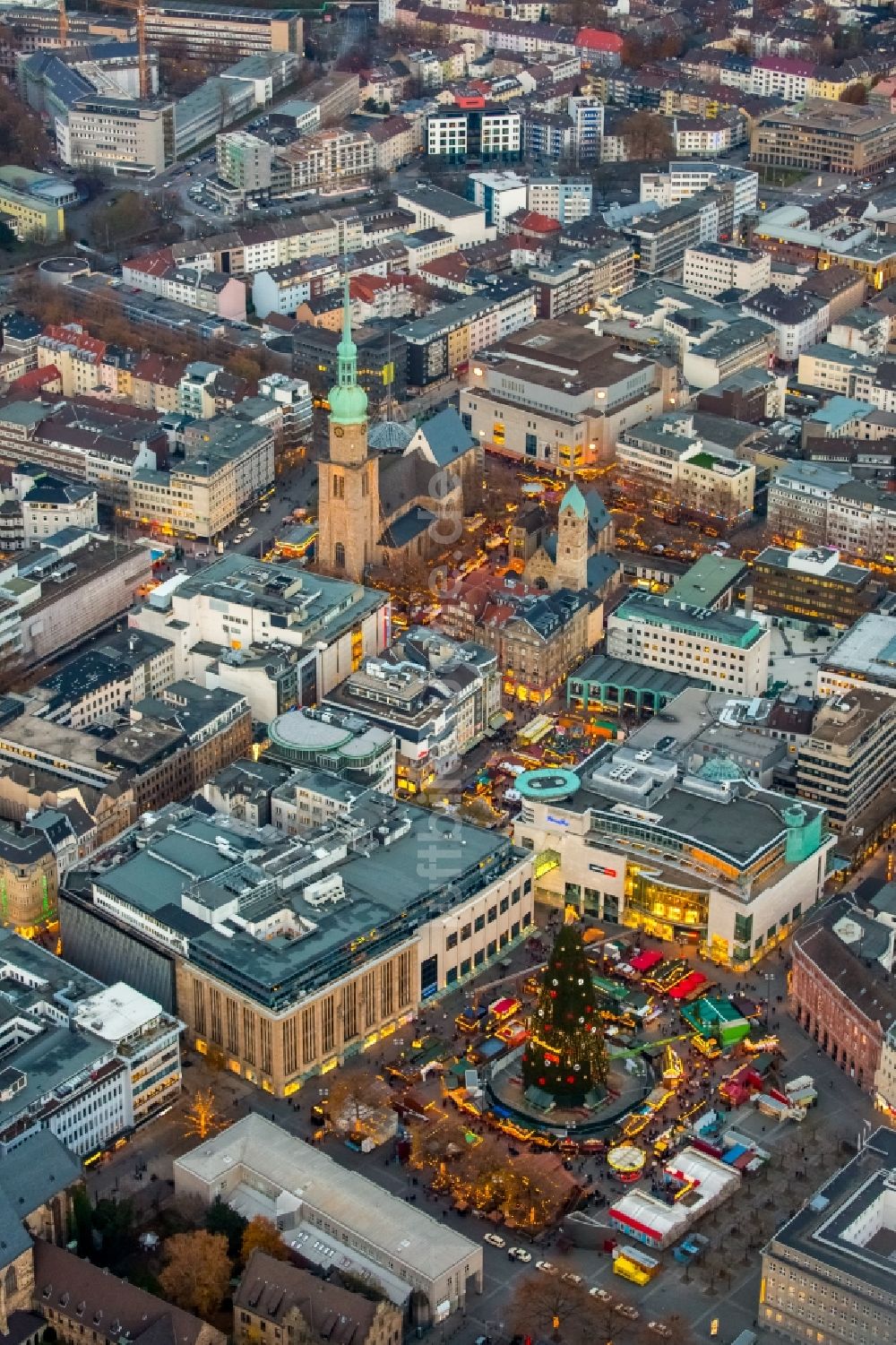 Dortmund von oben - Weihnachtsmarkt- Veranstaltungsgelände am großen Weihnachtsbaum auf dem Hansaplatz im Ortsteil City-West in Dortmund im Bundesland Nordrhein-Westfalen