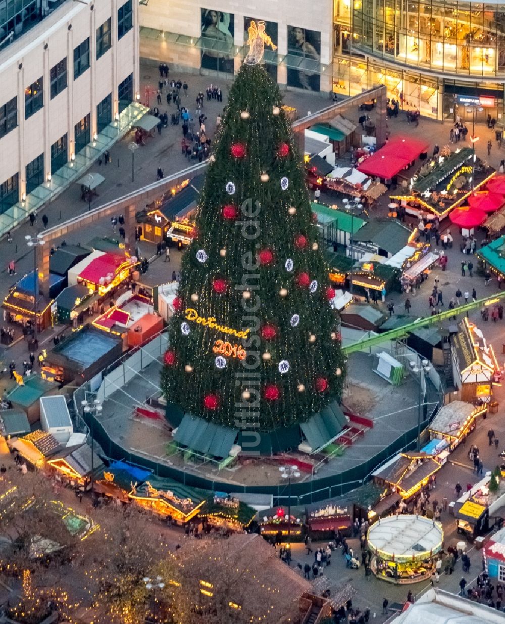 Dortmund aus der Vogelperspektive: Weihnachtsmarkt- Veranstaltungsgelände am großen Weihnachtsbaum auf dem Hansaplatz im Ortsteil City-West in Dortmund im Bundesland Nordrhein-Westfalen