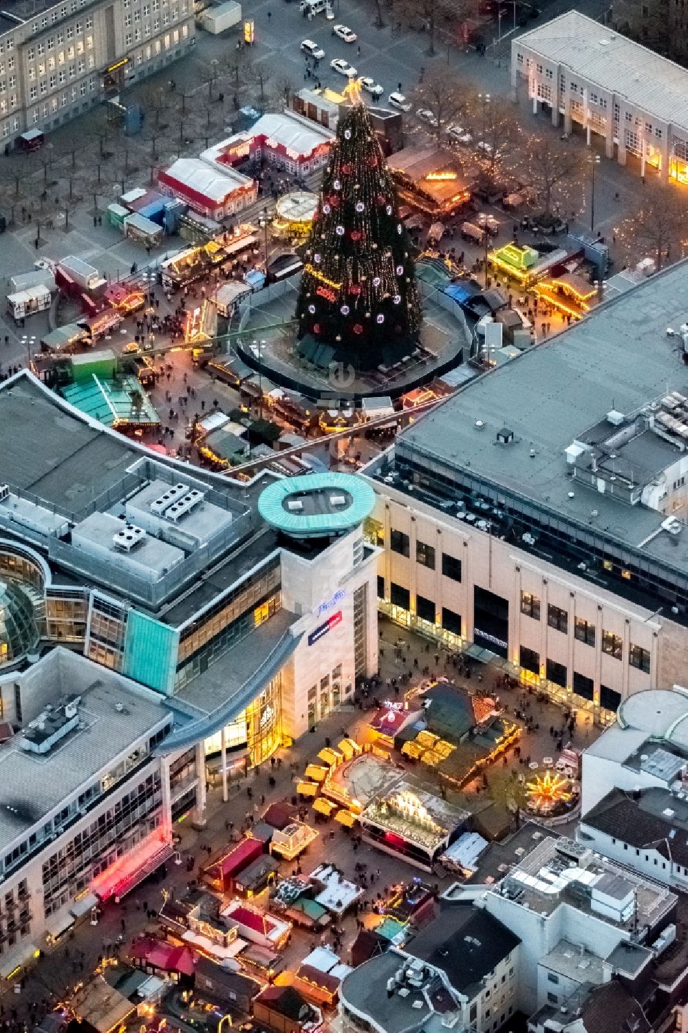 Dortmund aus der Vogelperspektive: Weihnachtsmarkt- Veranstaltungsgelände am großen Weihnachtsbaum auf dem Hansaplatz im Ortsteil City-West in Dortmund im Bundesland Nordrhein-Westfalen