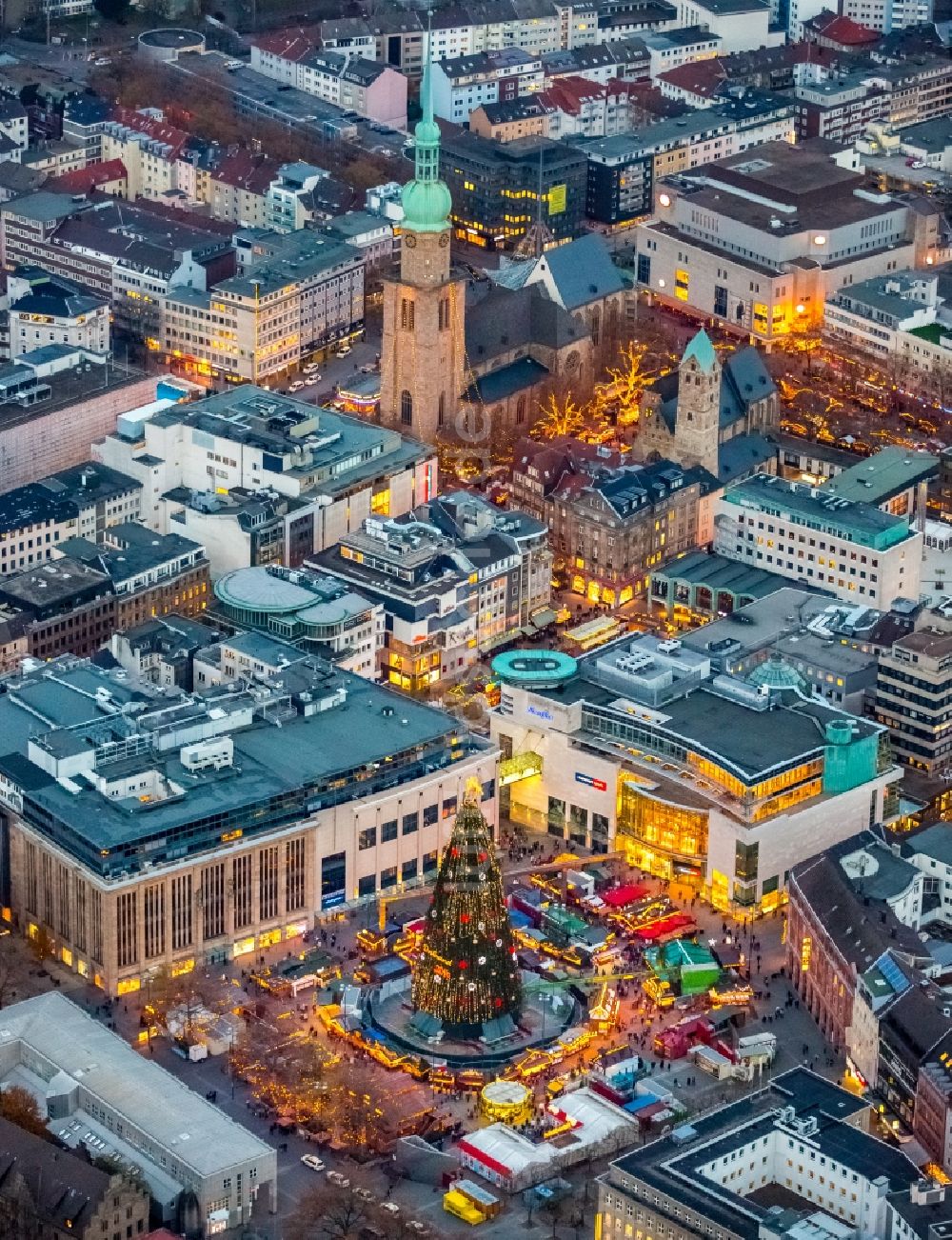 Luftbild Dortmund - Weihnachtsmarkt- Veranstaltungsgelände am großen Weihnachtsbaum auf dem Hansaplatz im Ortsteil City-West in Dortmund im Bundesland Nordrhein-Westfalen