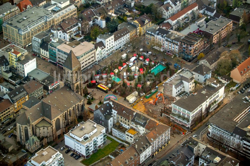 Oberhausen von oben - Weihnachtsmarkt- Veranstaltungsgelände und Verkaufs- Hütten und Buden am Altmarkt in Oberhausen im Bundesland Nordrhein-Westfalen