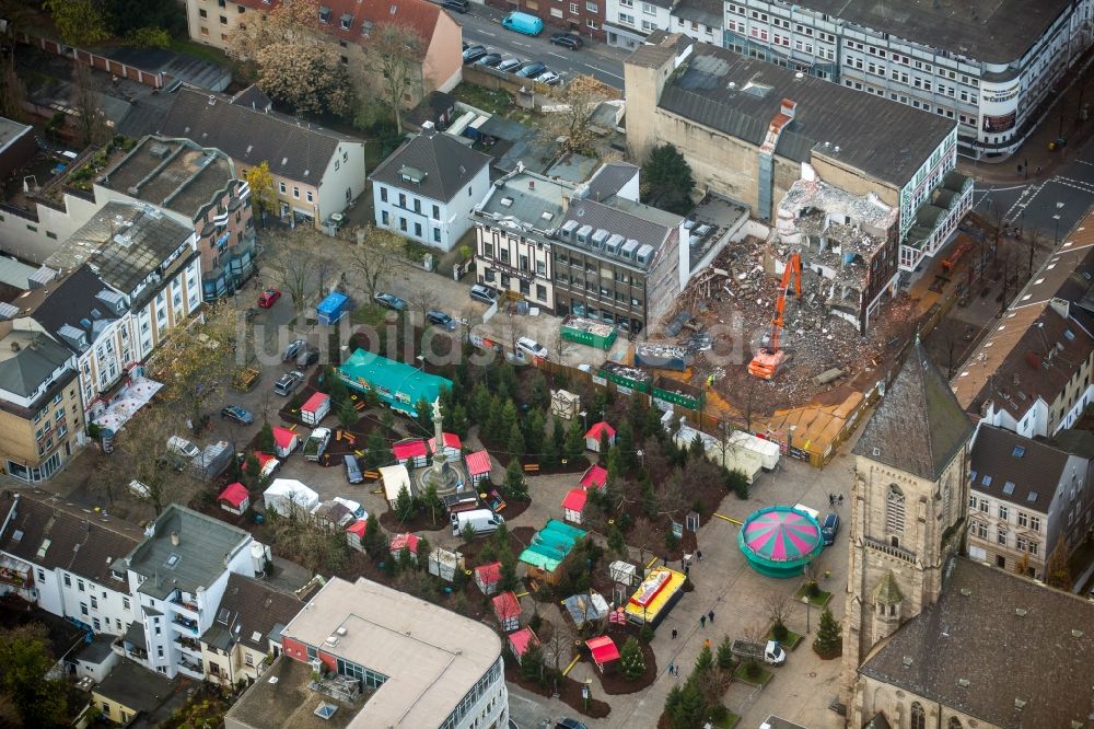 Oberhausen aus der Vogelperspektive: Weihnachtsmarkt- Veranstaltungsgelände und Verkaufs- Hütten und Buden am Altmarkt in Oberhausen im Bundesland Nordrhein-Westfalen