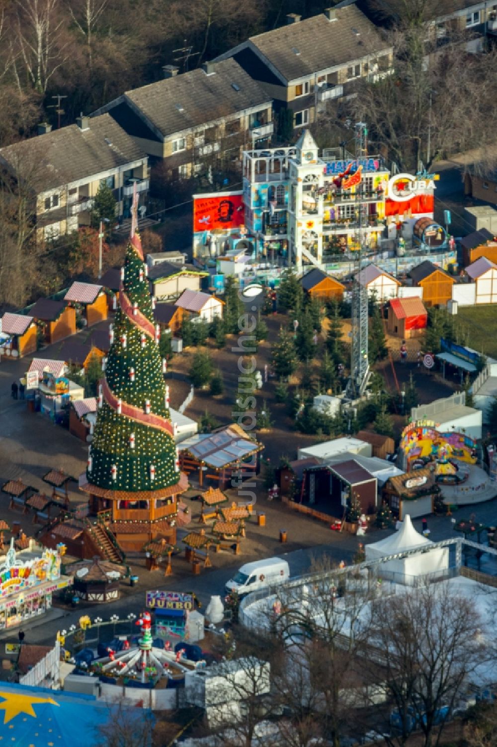 Herne aus der Vogelperspektive: Weihnachtsmarkt- Veranstaltungsgelände und Verkaufs- Hütten und Buden Cranger Weihnachtszauber in Herne im Bundesland Nordrhein-Westfalen, Deutschland