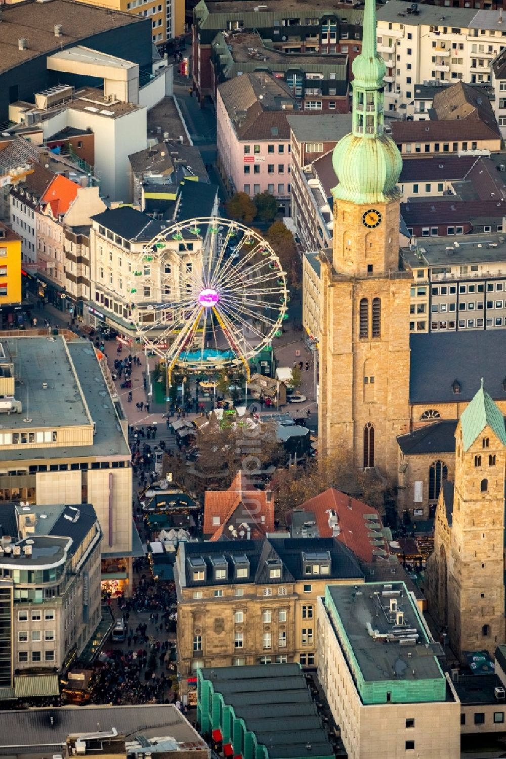 Luftaufnahme Dortmund - Weihnachtsmarkt- Veranstaltungsgelände und der Verkaufs- Hütten und Buden des Dortmunder Weihnachtsmarkt in Dortmund im Bundesland Nordrhein-Westfalen, Deutschland