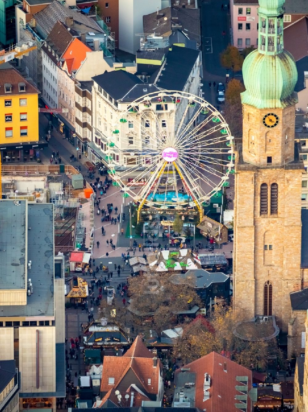 Dortmund aus der Vogelperspektive: Weihnachtsmarkt- Veranstaltungsgelände und der Verkaufs- Hütten und Buden des Dortmunder Weihnachtsmarkt in Dortmund im Bundesland Nordrhein-Westfalen, Deutschland