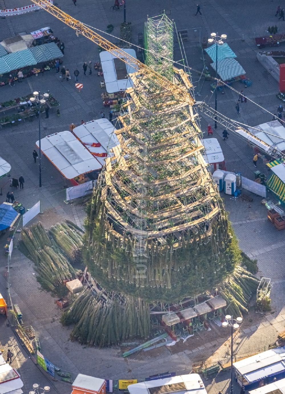 Dortmund aus der Vogelperspektive: Weihnachtsmarkt- Veranstaltungsgelände und der Verkaufs- Hütten und Buden des Dortmunder Weihnachtsmarkt in Dortmund im Bundesland Nordrhein-Westfalen, Deutschland