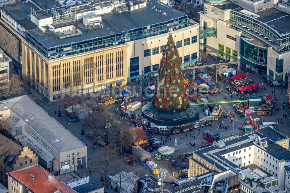 Dortmund von oben - Weihnachtsmarkt- Veranstaltungsgelände und Verkaufs- Hütten und Buden auf dem Friedensplatz in Dortmund im Bundesland Nordrhein-Westfalen, Deutschland