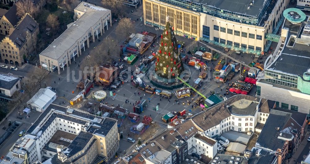 Dortmund aus der Vogelperspektive: Weihnachtsmarkt- Veranstaltungsgelände und Verkaufs- Hütten und Buden auf dem Friedensplatz in Dortmund im Bundesland Nordrhein-Westfalen, Deutschland