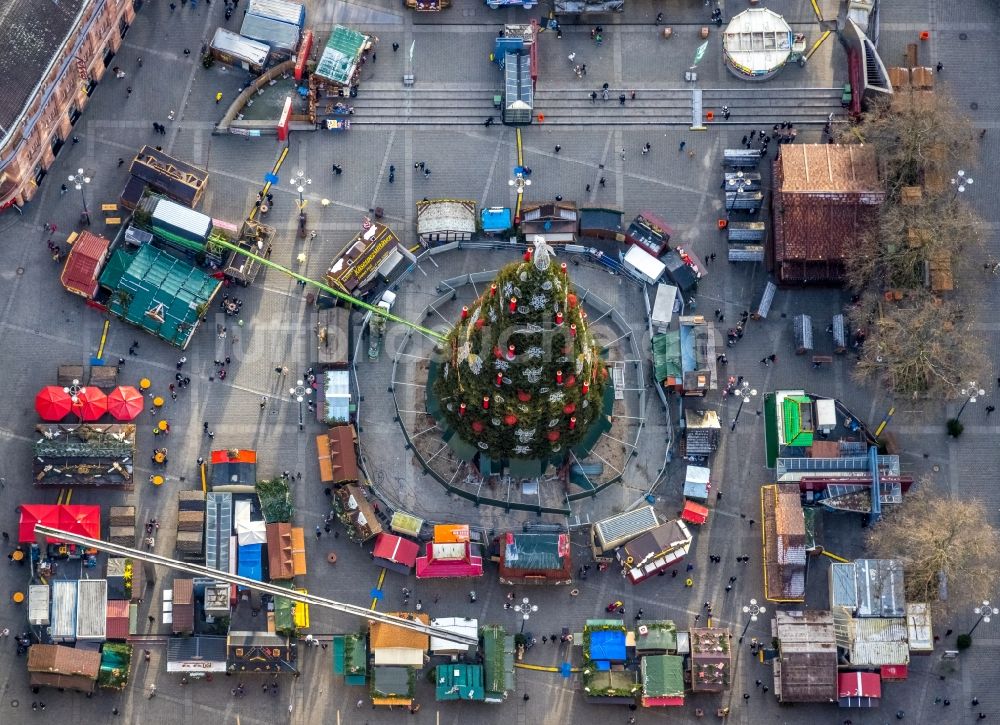 Dortmund aus der Vogelperspektive: Weihnachtsmarkt- Veranstaltungsgelände und Verkaufs- Hütten und Buden auf dem Friedensplatz in Dortmund im Bundesland Nordrhein-Westfalen, Deutschland